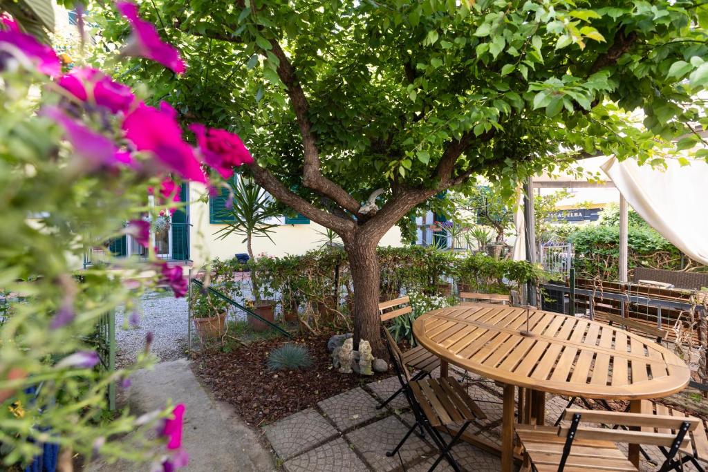 Zahrada ubytování Casa di Leo - HelloElba