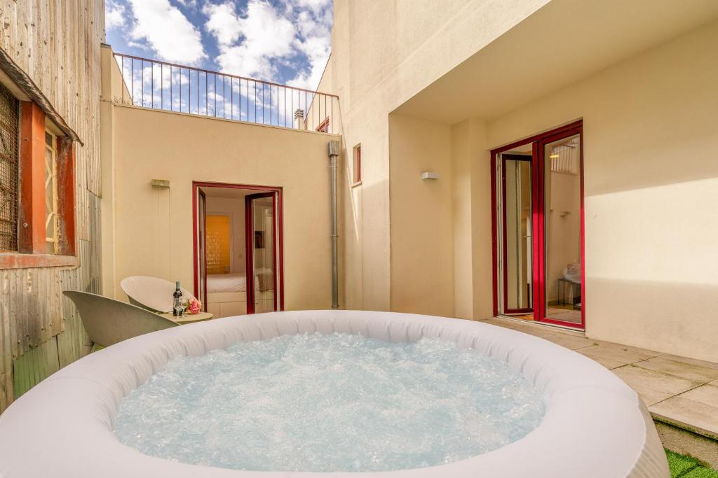 a hot tub in the backyard of a house at Oporto Classic Terrace in Porto