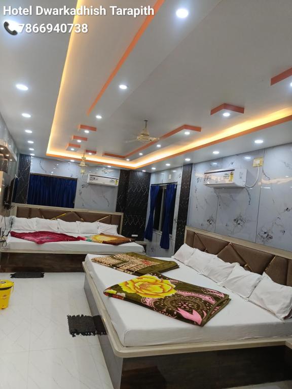 Postel nebo postele na pokoji v ubytování Hotel Dwarkadhish Tarapith