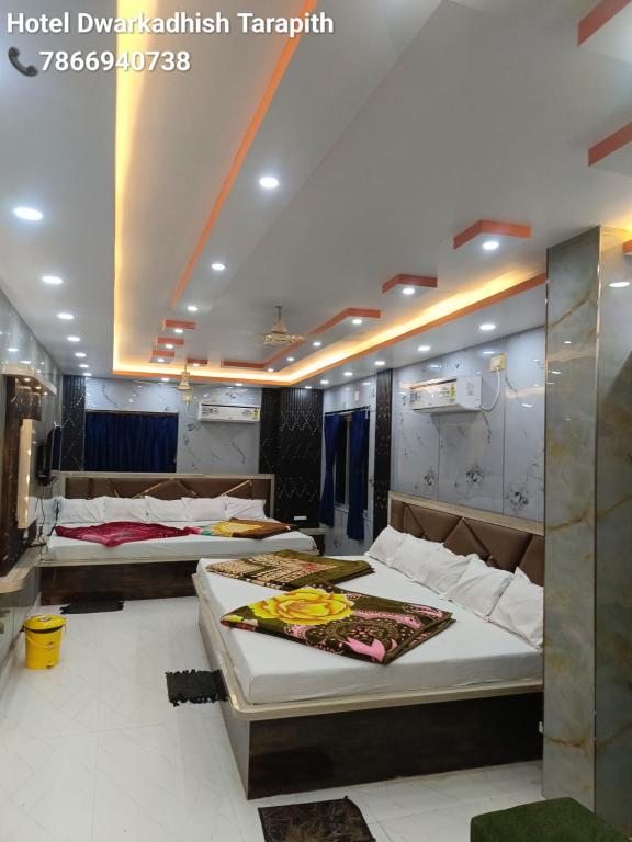 Postel nebo postele na pokoji v ubytování Hotel Dwarkadhish Tarapith