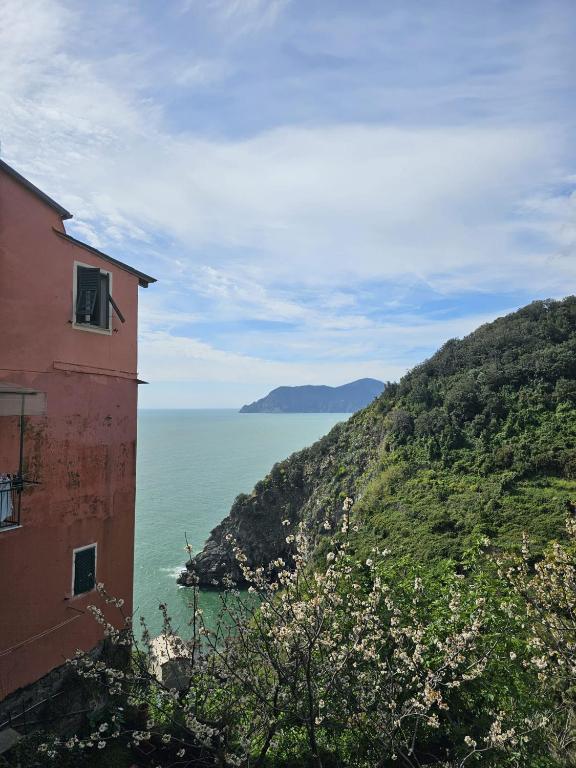 a view of the ocean from a building at La Lanterna in Corniglia