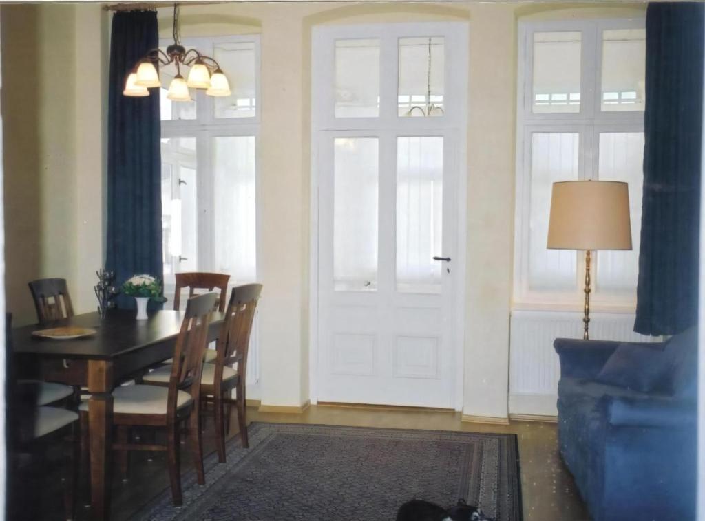 黑灵斯多夫Ferienwohnung In Gründerzeitvilla In Strandnähe的一间带桌椅和门的用餐室