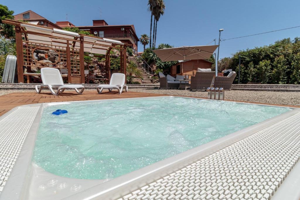 una piscina en el patio trasero de una casa en Cyclops House, en Aci Catena