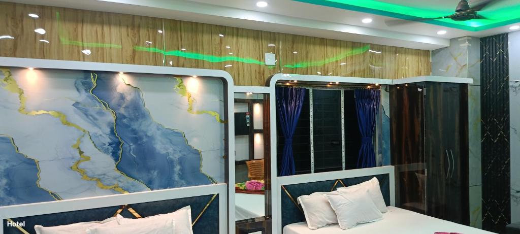 Postel nebo postele na pokoji v ubytování Hotel Dwarkadhish Tarapith