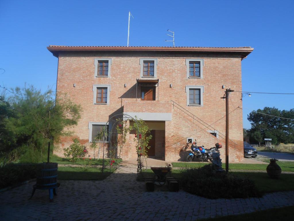 a brick building with two motorcycles parked in front of it at Rotreiher Urlaub Am Trasimeno See in Pucciarelli