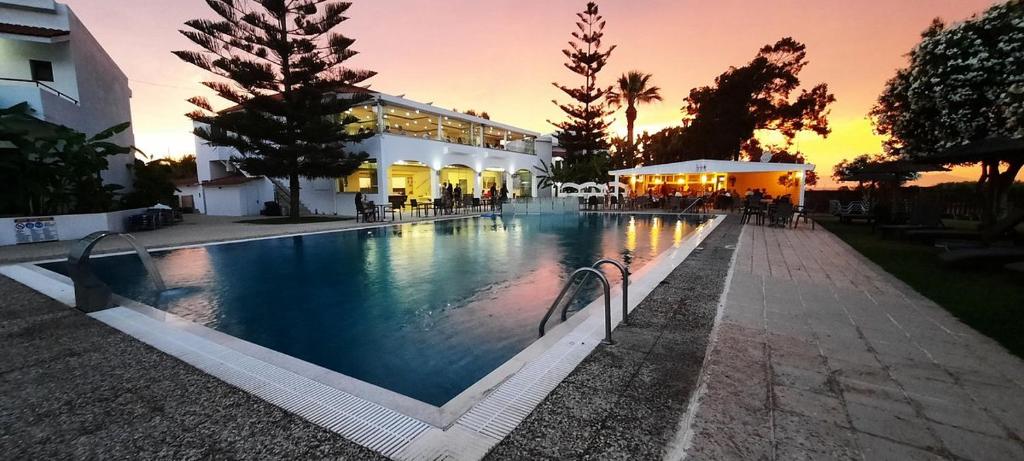 Bazén v ubytování Vallian Village Hotel nebo v jeho okolí