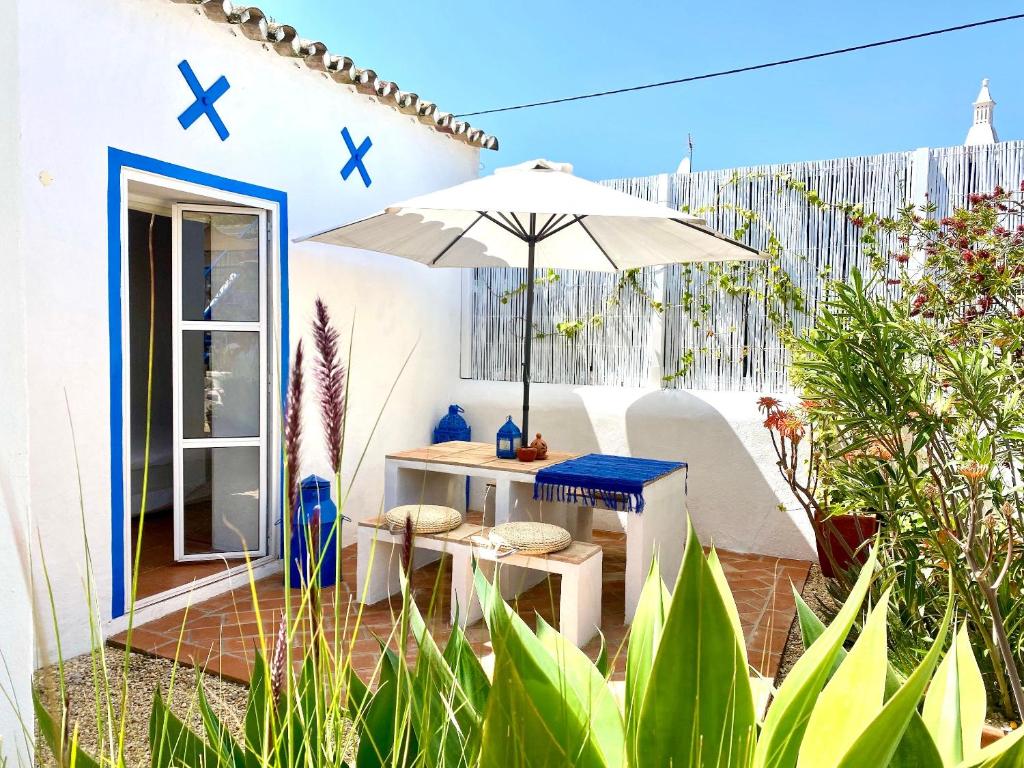 サンタ・バールバラ・デ・ネシェにあるCasa Da Aldeiaのパティオ(テーブル、傘付)