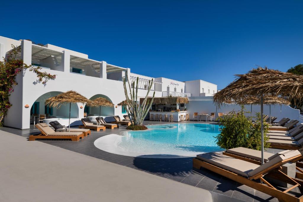 Bazén v ubytování Nissia Beach Apartments & Suites nebo v jeho okolí