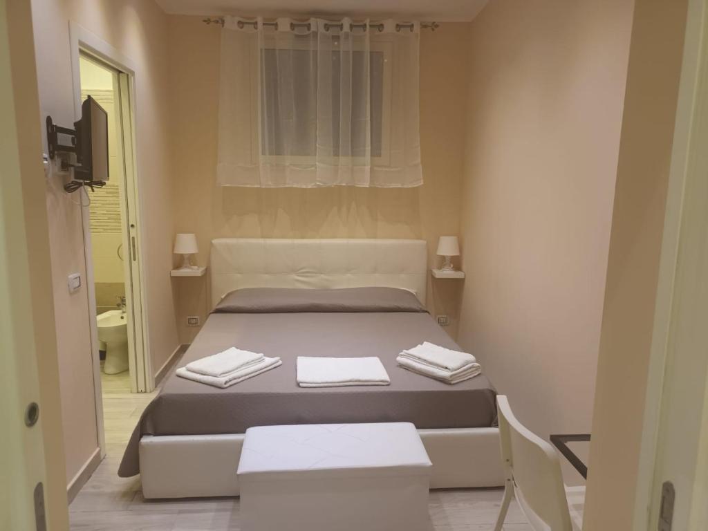 1 dormitorio pequeño con 1 cama y 2 sillas en Monte Palace Palermo, en Palermo