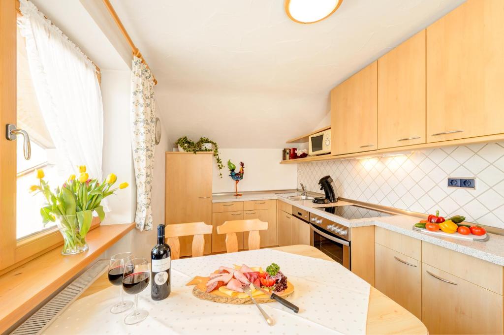 Kuchyň nebo kuchyňský kout v ubytování "Ferienwohnung Anna" - Annehmlichkeiten von 4-Sterne Familien-und Wellnesshotel Viktoria können mitgenutzt werden