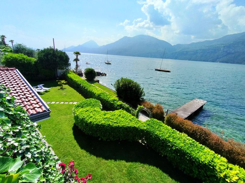 ブレンゾーネにあるVilla Sonjaの水の横の垣根