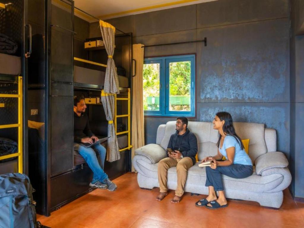 Posezení v ubytování The Hosteller Munnar