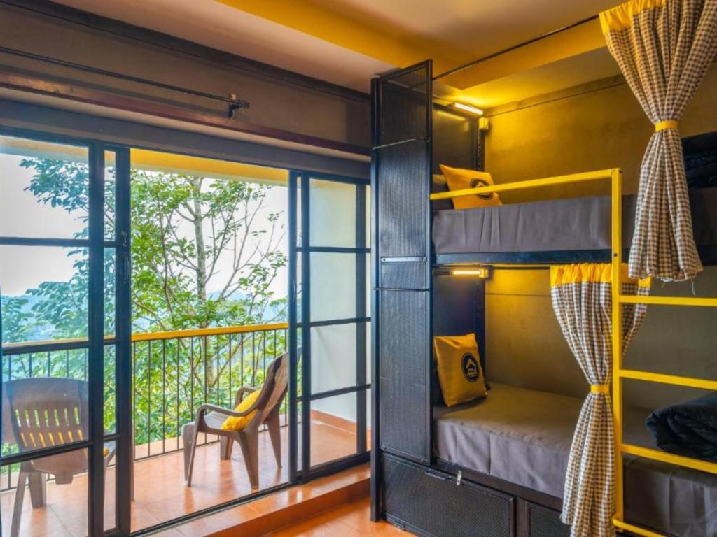 Postel nebo postele na pokoji v ubytování The Hosteller Munnar