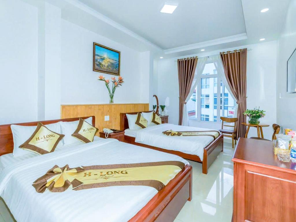 Postel nebo postele na pokoji v ubytování Hlong Dalat Hotel - Ngay Trung Tâm