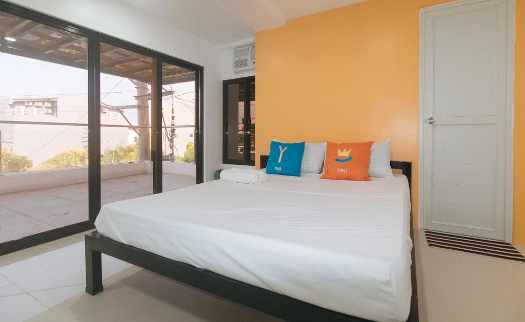 Ένα ή περισσότερα κρεβάτια σε δωμάτιο στο Sans Hotel near Enchanted Kingdom Santa Rosa Laguna