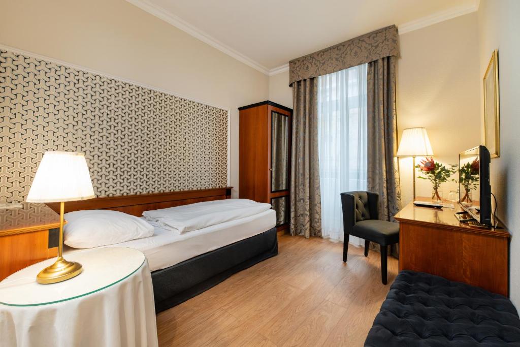 Postel nebo postele na pokoji v ubytování Hotel Kaiserhof Eisenach