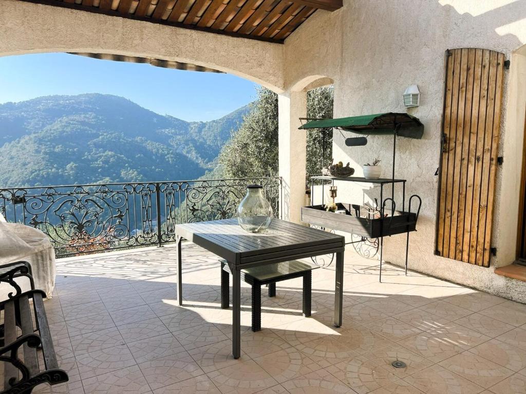 d'une table sur un balcon avec vue sur la montagne. dans l'établissement Maison Familiale 3 chambres Cœur de la Nature, à Drap