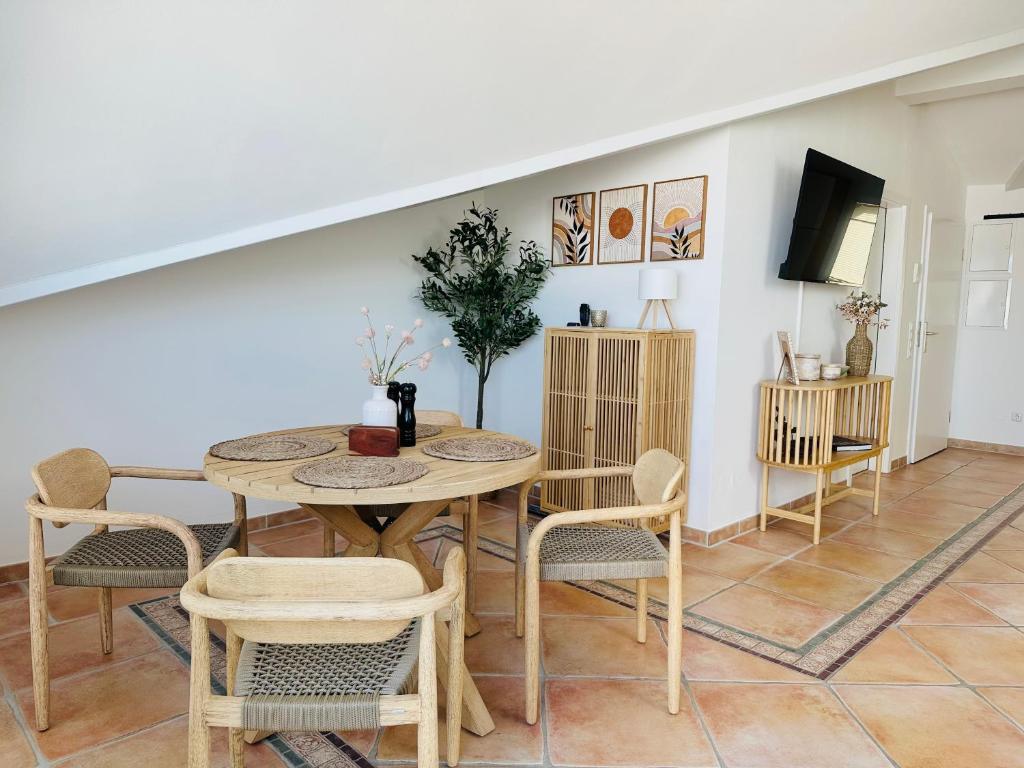 a dining room with a table and chairs at HAFENROMANTIK - Wohnen mit Charme im Herzen von Neustadt mit Blick auf das Binnenwasser in Neustadt in Holstein