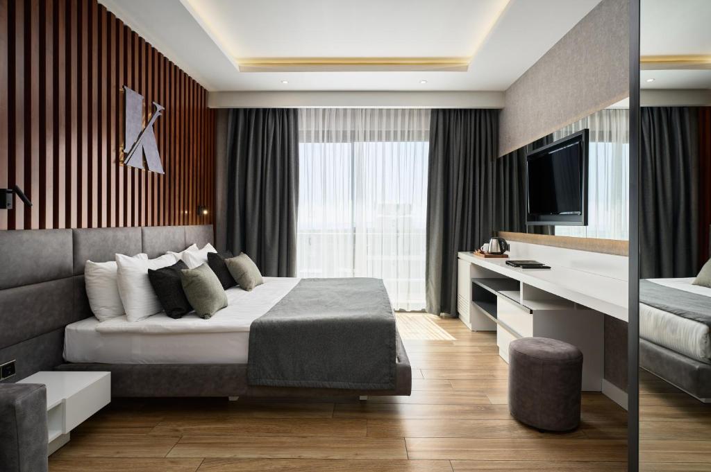 TV a/nebo společenská místnost v ubytování Kaila Beach Hotel - All Inclusive