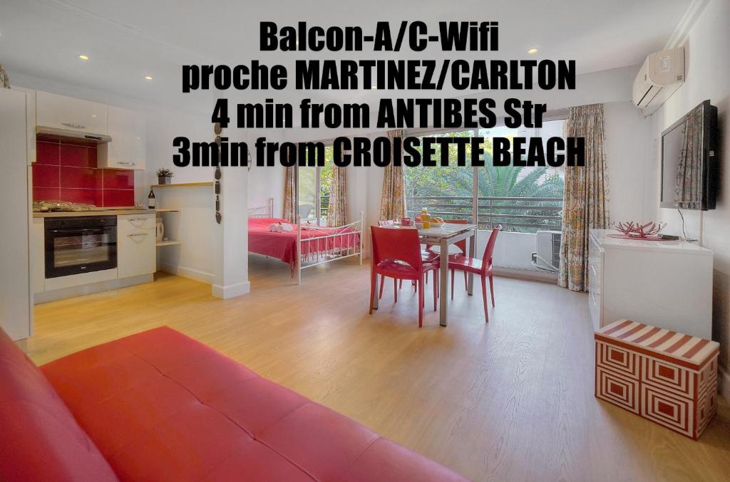 un salon avec un canapé rouge et une table dans l'établissement Studio spacieux 3min plages croisette A0B123, à Cannes
