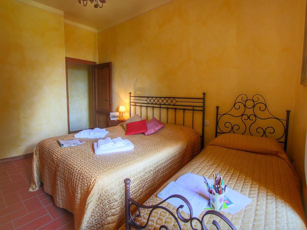 Posteľ alebo postele v izbe v ubytovaní Majestic Farmhouse in Loro Ciuffenna with Pool