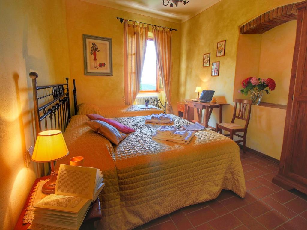 Posteľ alebo postele v izbe v ubytovaní Majestic Farmhouse in Loro Ciuffenna with Pool