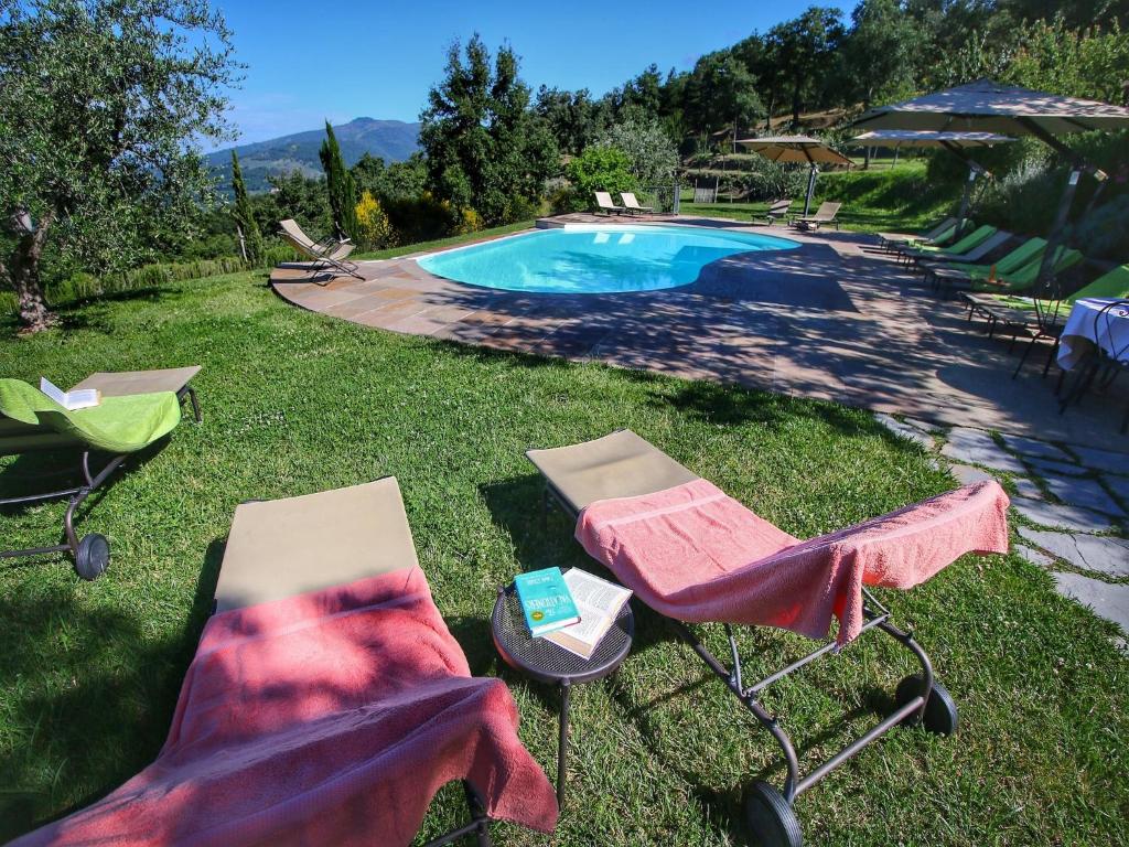 Bazén v ubytovaní Majestic Farmhouse in Loro Ciuffenna with Pool alebo v jeho blízkosti