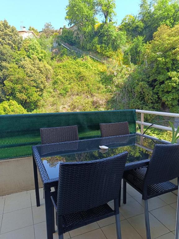 - un balcon avec une table et des chaises dans l'établissement Jolie T2 sur Menton entre Monaco et Italie, à Menton
