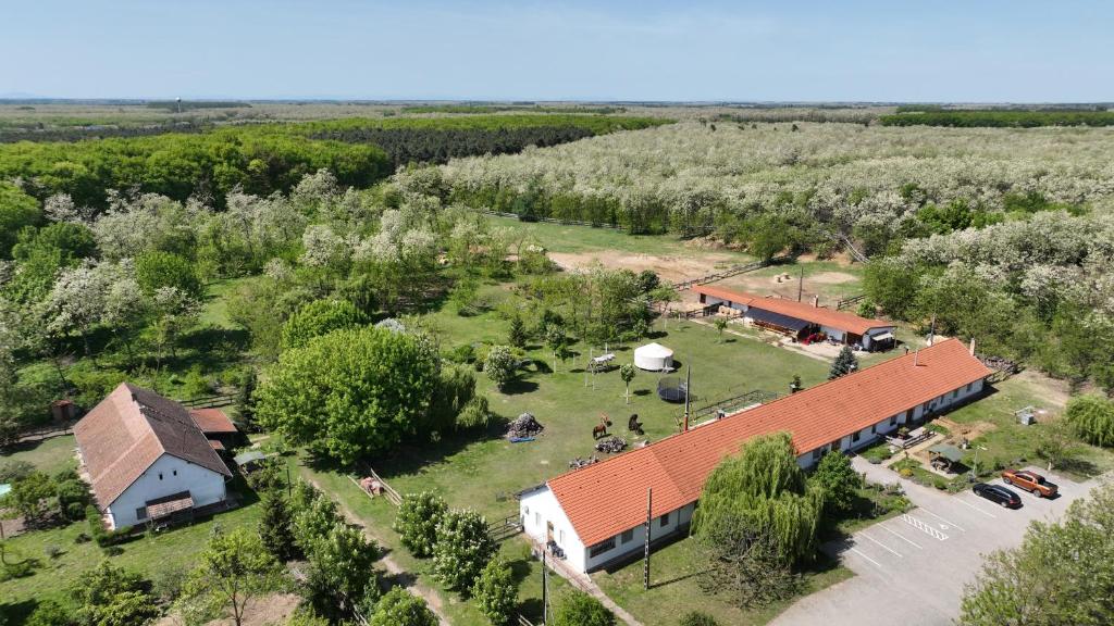 z góry widok na farmę z budynkiem w obiekcie Akácliget Vendégház és Major w mieście Ófehértó