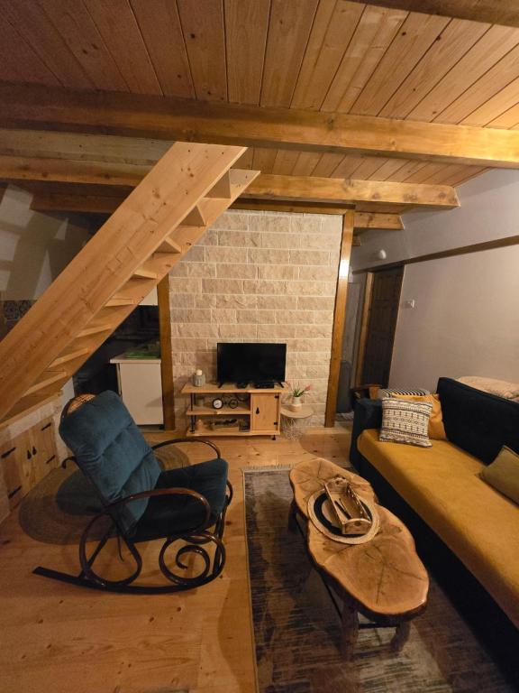 sala de estar con sofá y silla en Durmitor Chill Chalet, en Žabljak