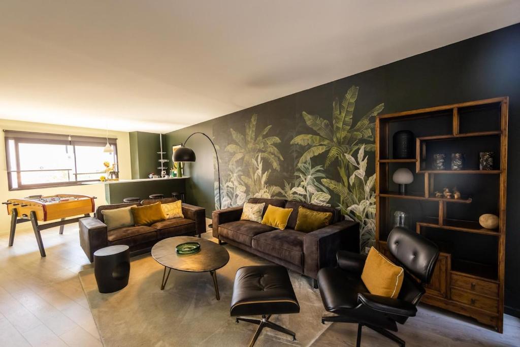 un salon avec un canapé et une table dans l'établissement T3 Moderne au coeur de Castanet-Tolosan, à Castanet-Tolosan