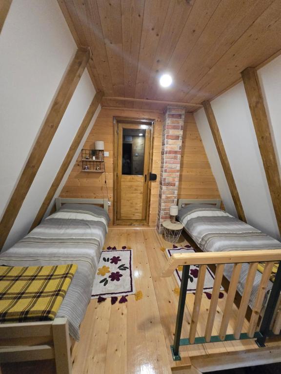 Habitación con 3 camas en un ático en Durmitor Chill Chalet, en Žabljak