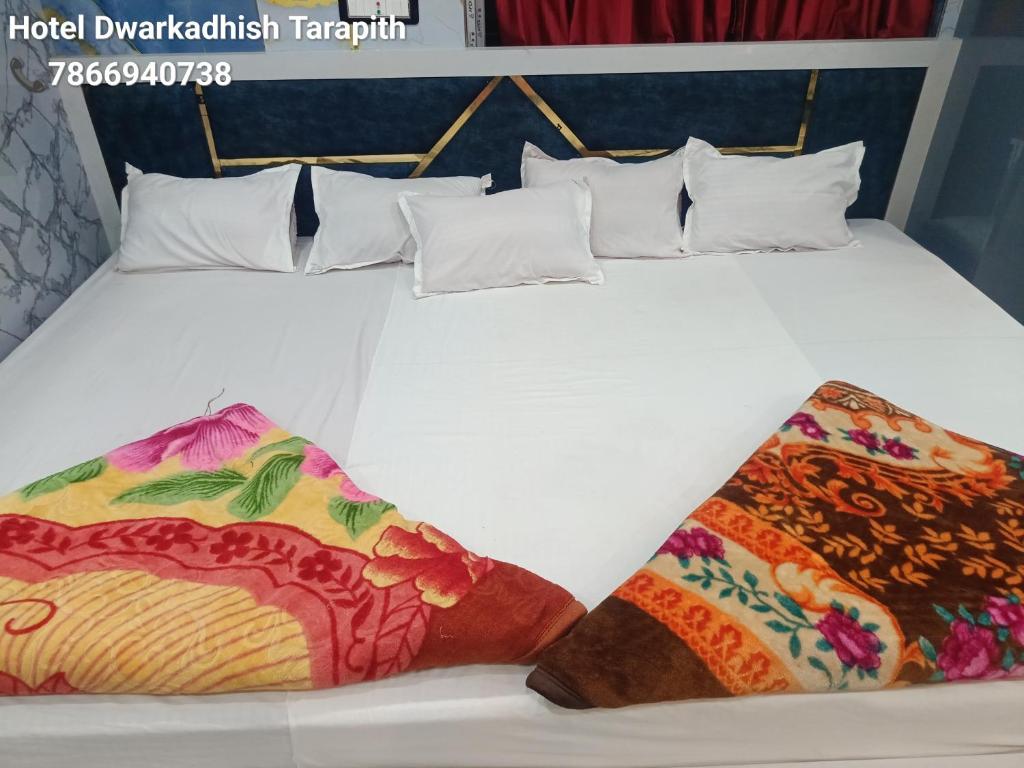 Postel nebo postele na pokoji v ubytování Hotel Dwarkadhish Tarapith