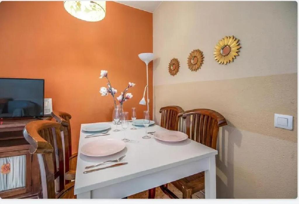 A television and/or entertainment centre at Charming apartment in El Puerto de Santa María with terrace
