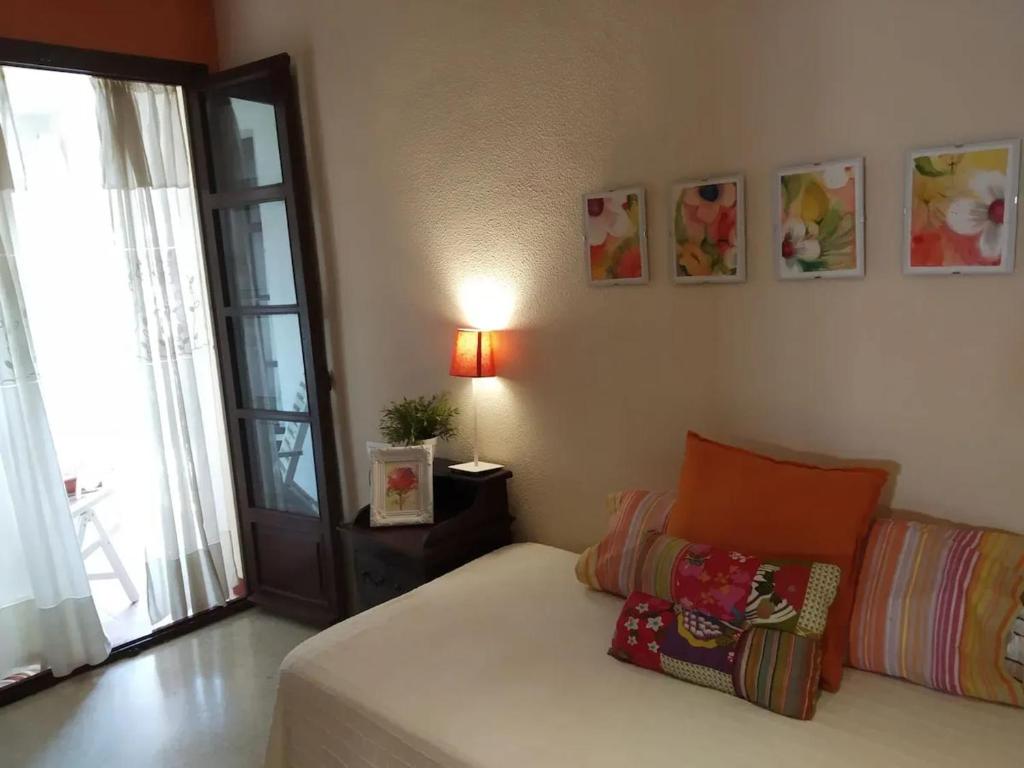 A bed or beds in a room at Charming apartment in El Puerto de Santa María with terrace
