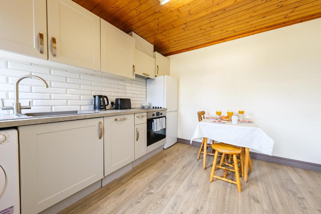 Kuchyň nebo kuchyňský kout v ubytování Steepleview 2 Bedroom
