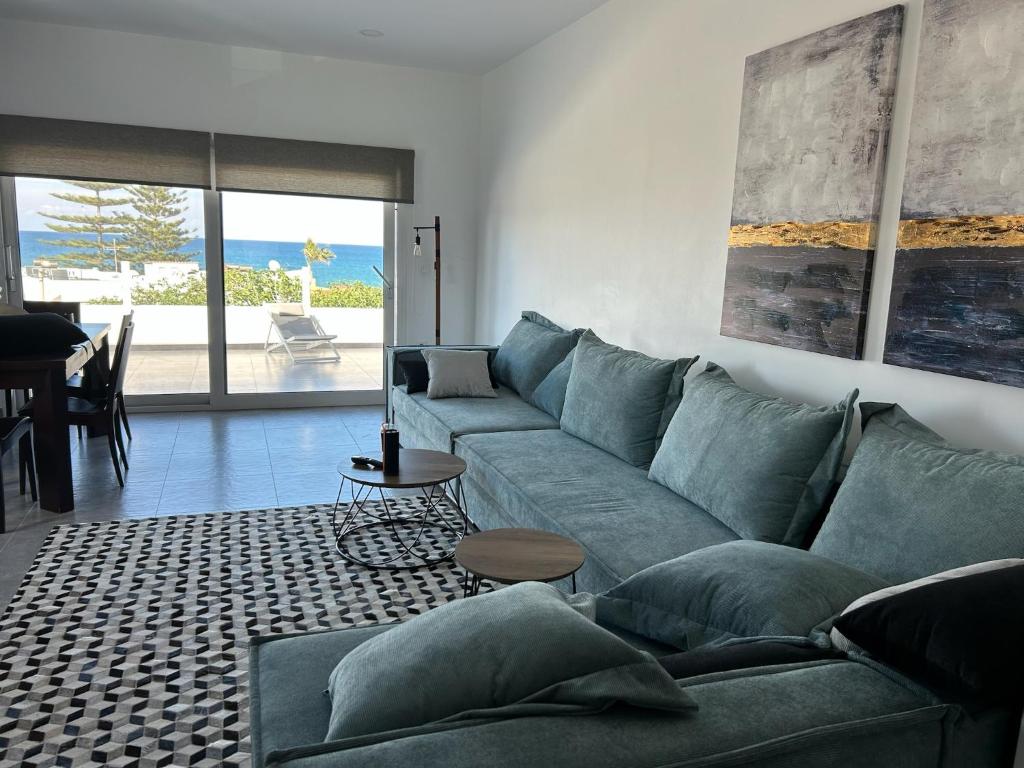 A seating area at Mira Sea View Residence