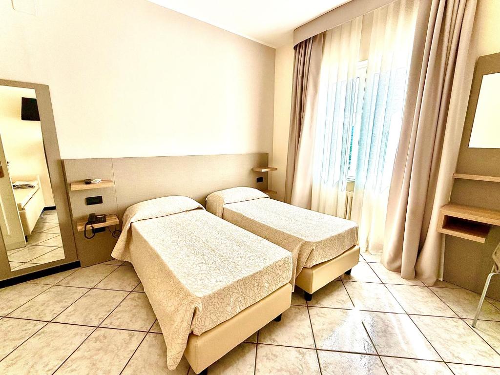 A bed or beds in a room at Hotel La Rotonda