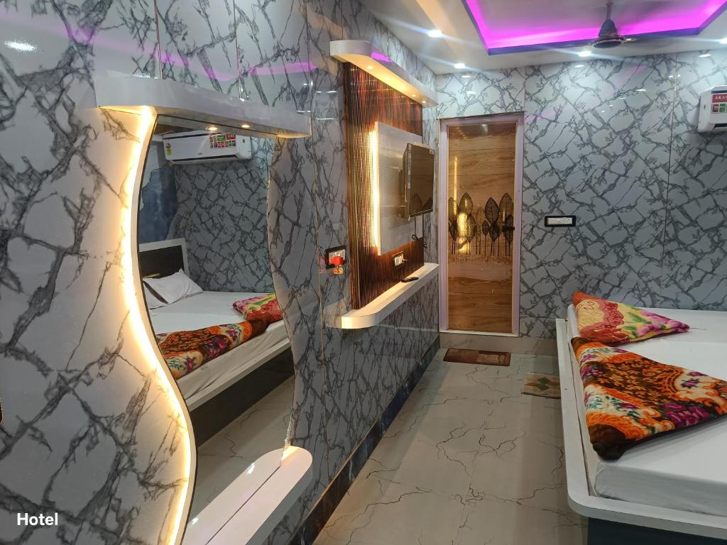 Postel nebo postele na pokoji v ubytování Hotel Dwarkadhish Tarapith