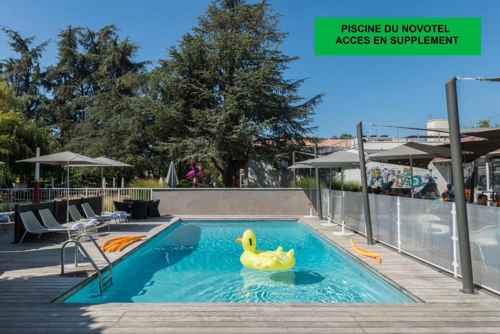 Bazén v ubytování ibis Styles Lyon Bron Eurexpo nebo v jeho okolí