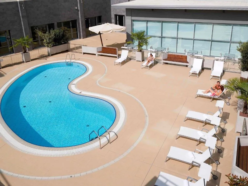 Los 10 mejores hoteles con piscina de Cardano al Campo, Italia | Booking.com