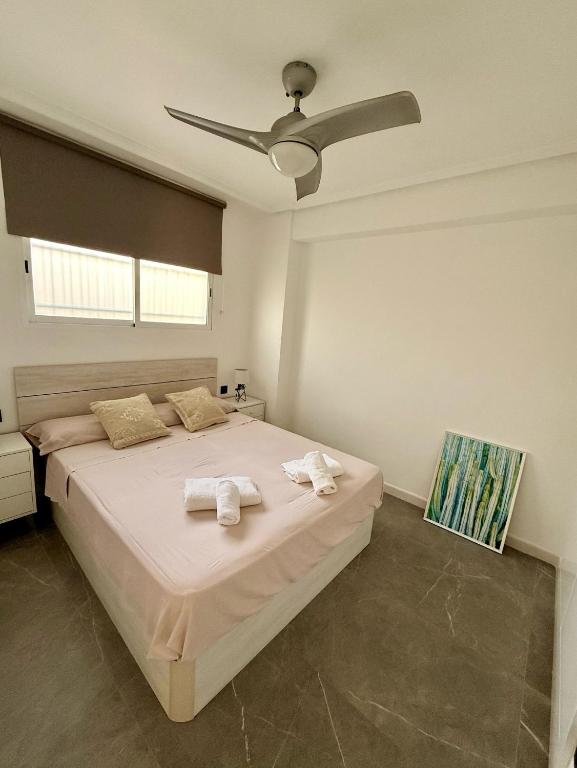 A bed or beds in a room at Apartamento en la Playa Els Terrers 2