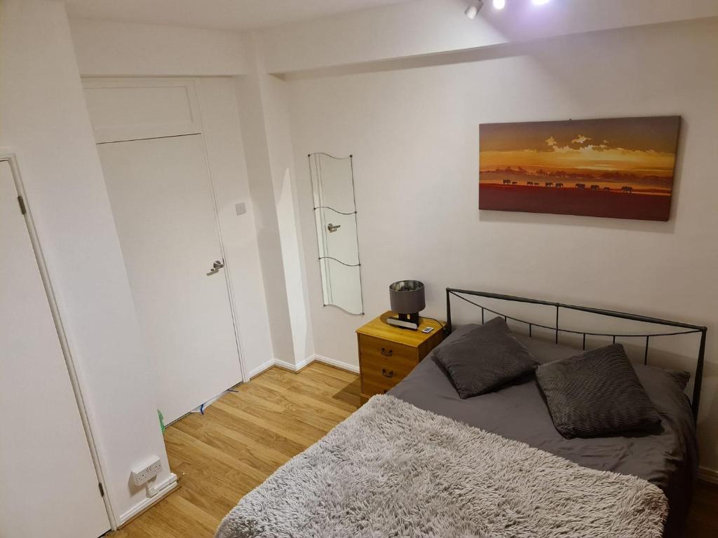 Giường trong phòng chung tại Rooms in Brixton