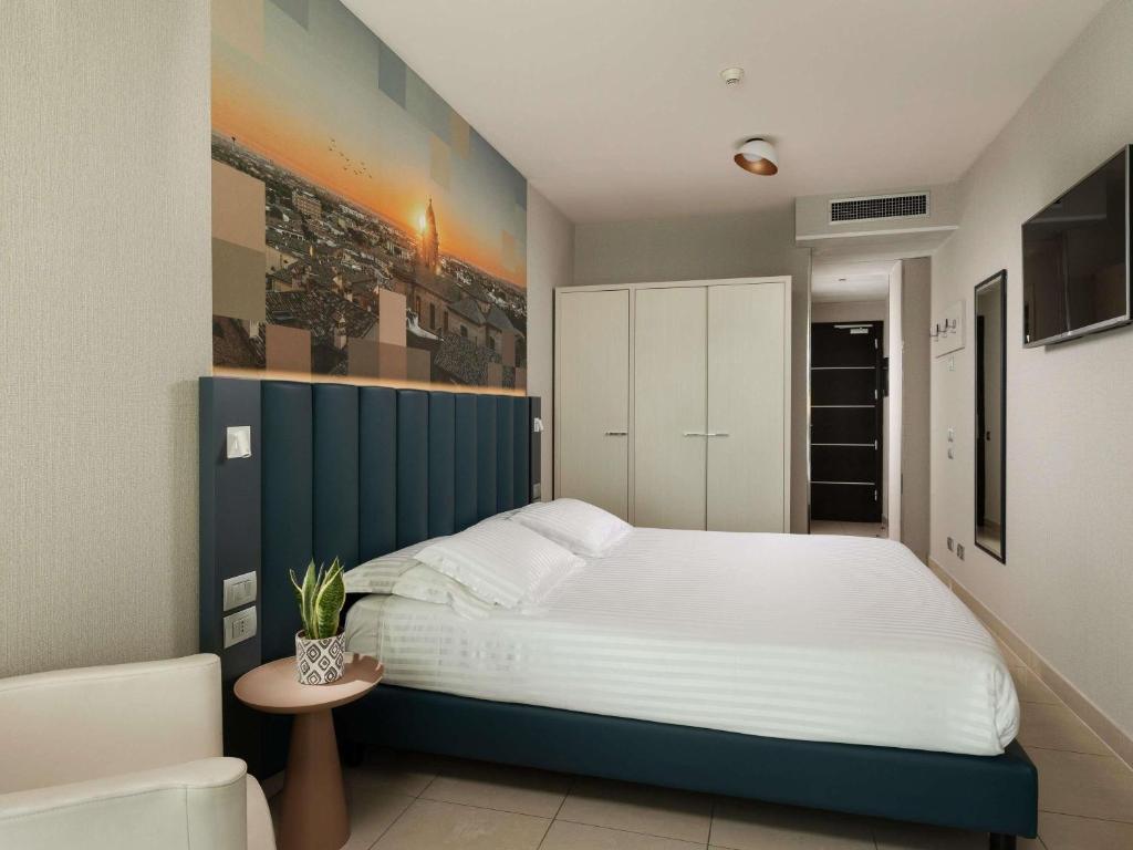 Postel nebo postele na pokoji v ubytování Mercure Hotel Rimini Artis