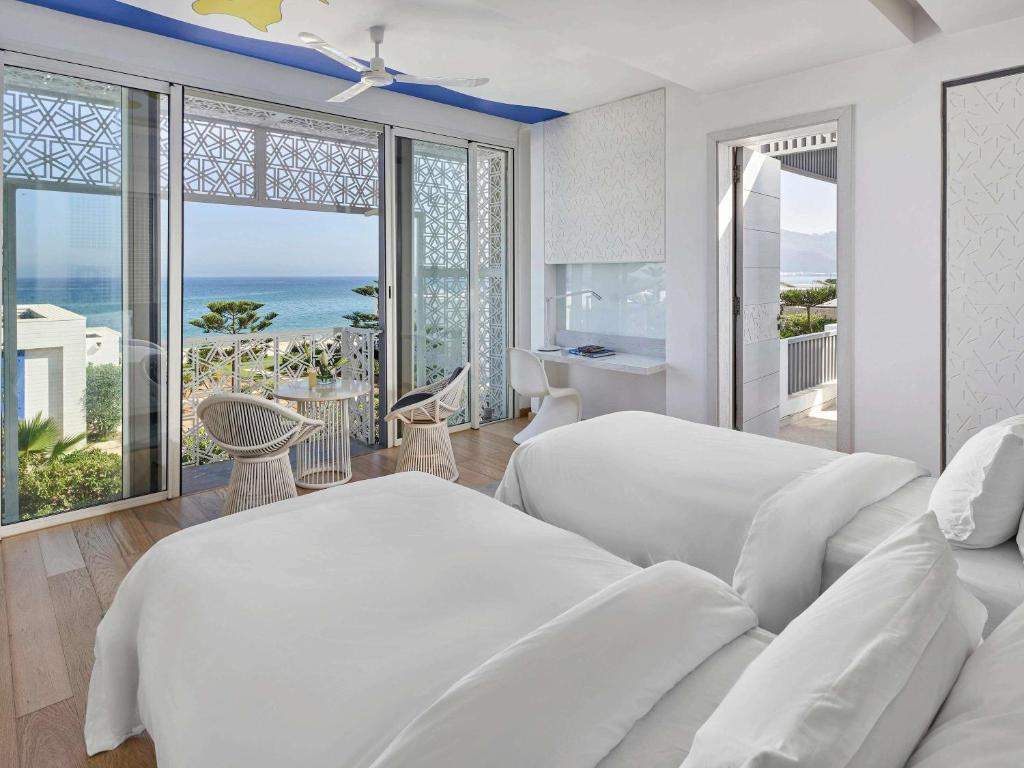 Postel nebo postele na pokoji v ubytování Sofitel Tamuda Bay Beach And Spa