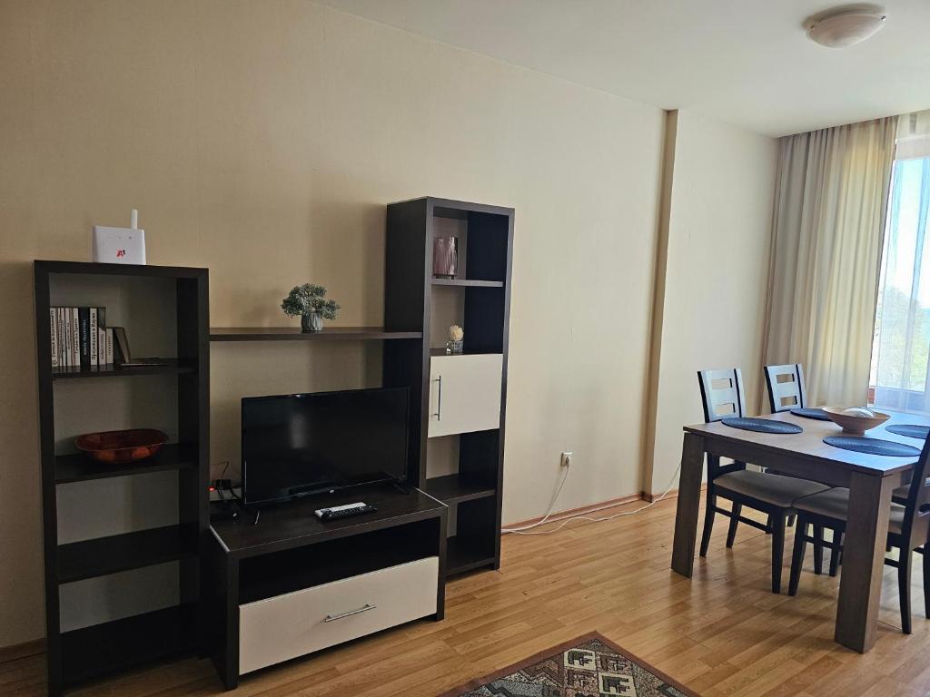 TV a/nebo společenská místnost v ubytování Europroperties Iglika Apartments