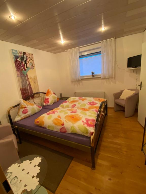 a small bedroom with a bed and a couch at Zimmer 1 inkl eigenem Bad und Parkplatz in Waldböckelheim