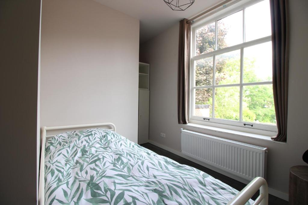 Postel nebo postele na pokoji v ubytování Ruim appartement in monumentaal gebouw