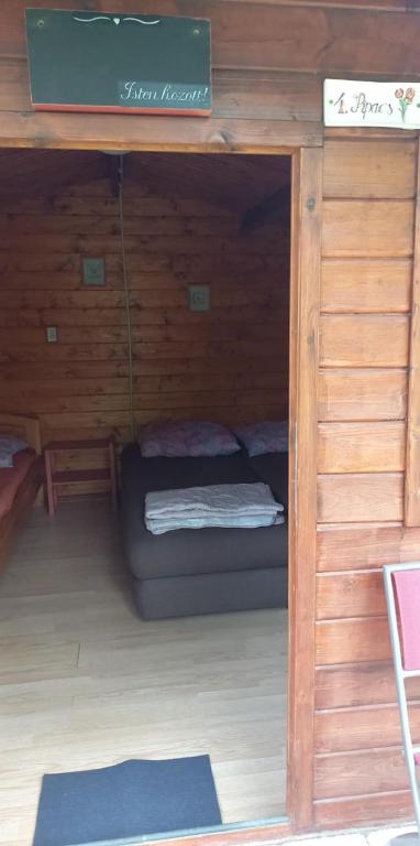 Postel nebo postele na pokoji v ubytování Napfény Camping