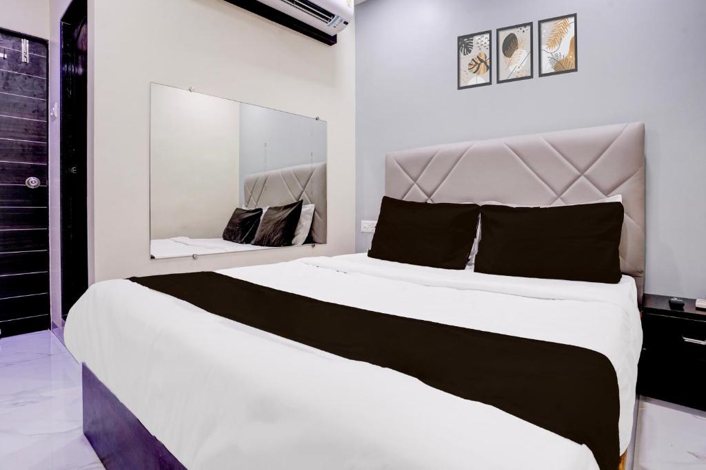 Postel nebo postele na pokoji v ubytování Hotel O Class Inn